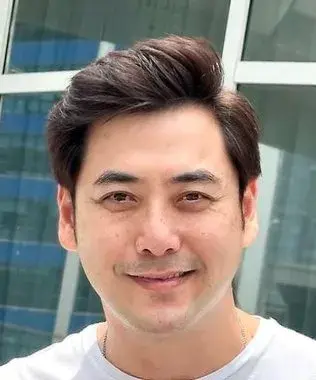 بیوگرافی Prasertwattanakul Apinan
