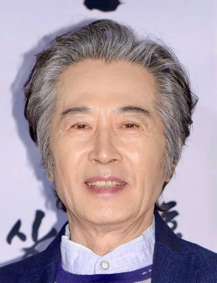 Baek  Yoon Shik
