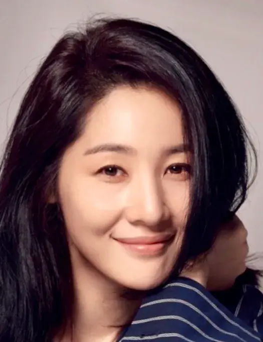 بیوگرافی Yoon Ji Young