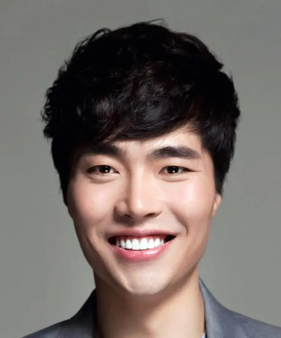 بیوگرافی Yoon Ji Wook