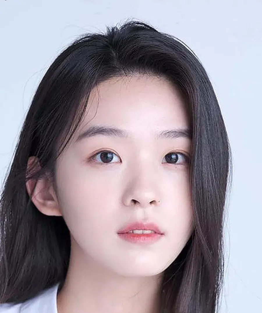 بیوگرافی Kim Si Eun