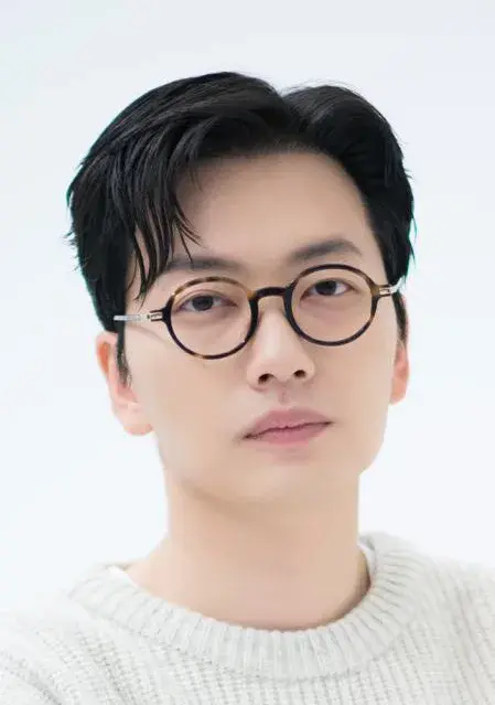بیوگرافی Lee Dong Hwi