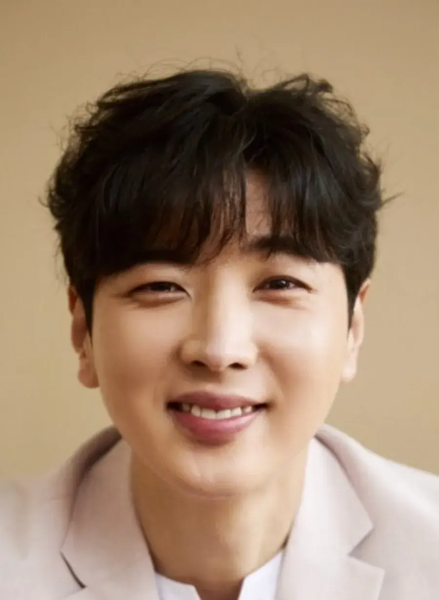 بیوگرافی Yoo Jang Young