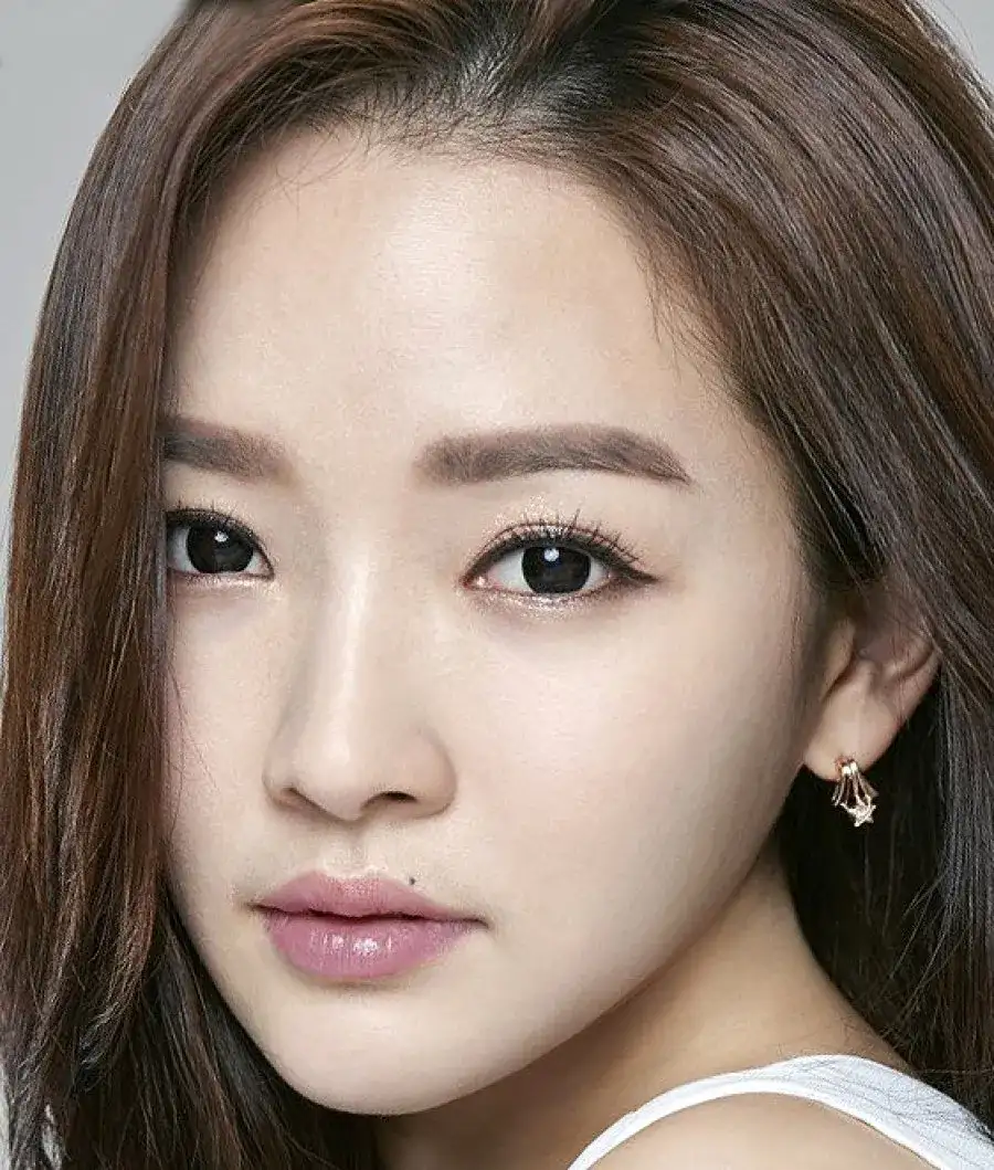 بیوگرافی Yoon Song Ah