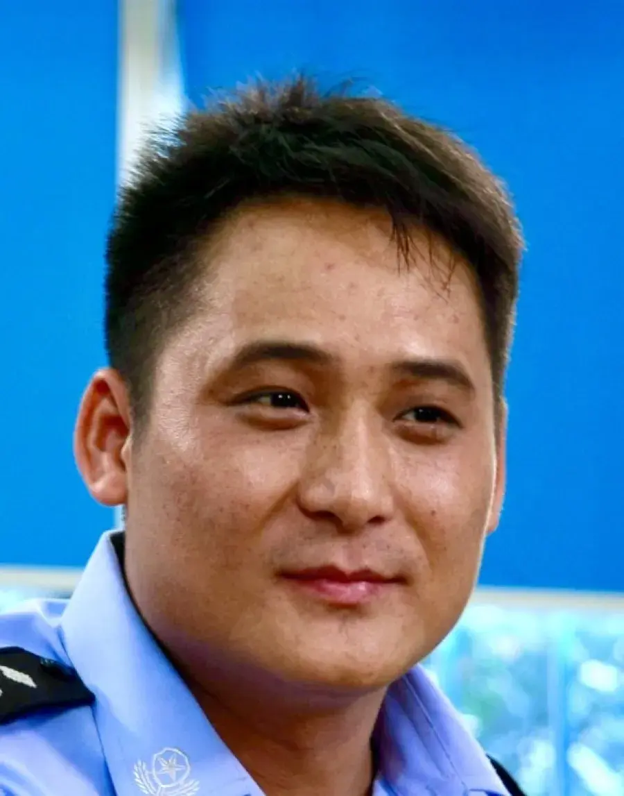 بیوگرافی Meng Zhong Yi