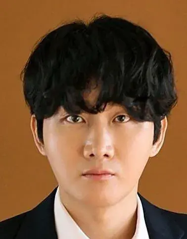 بیوگرافی Lee Yong Jin