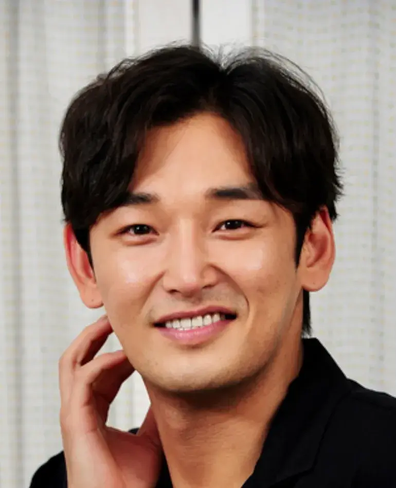 بیوگرافی Kang Shin Hyo